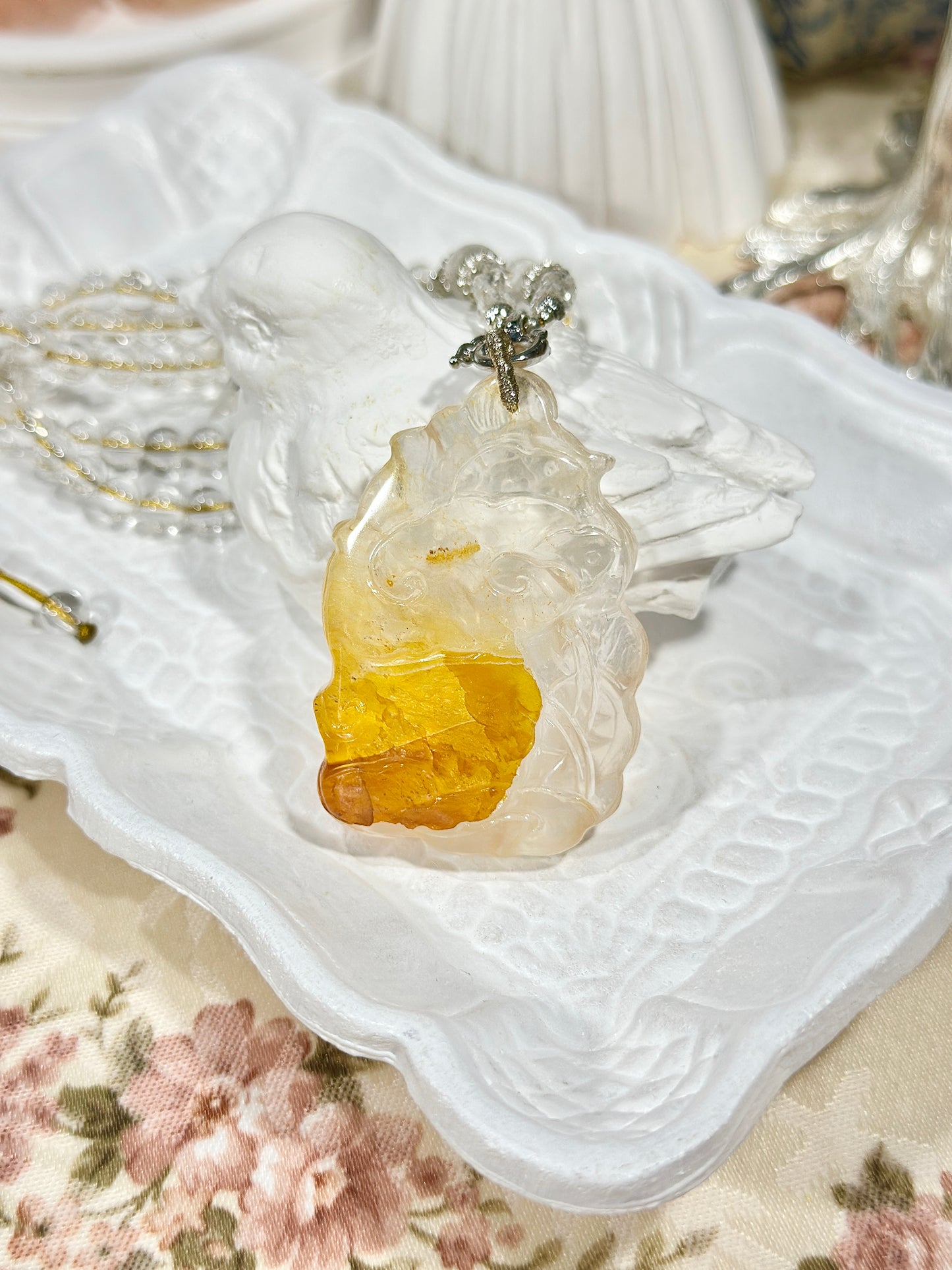 黄胶花雕刻狐狸牌套链