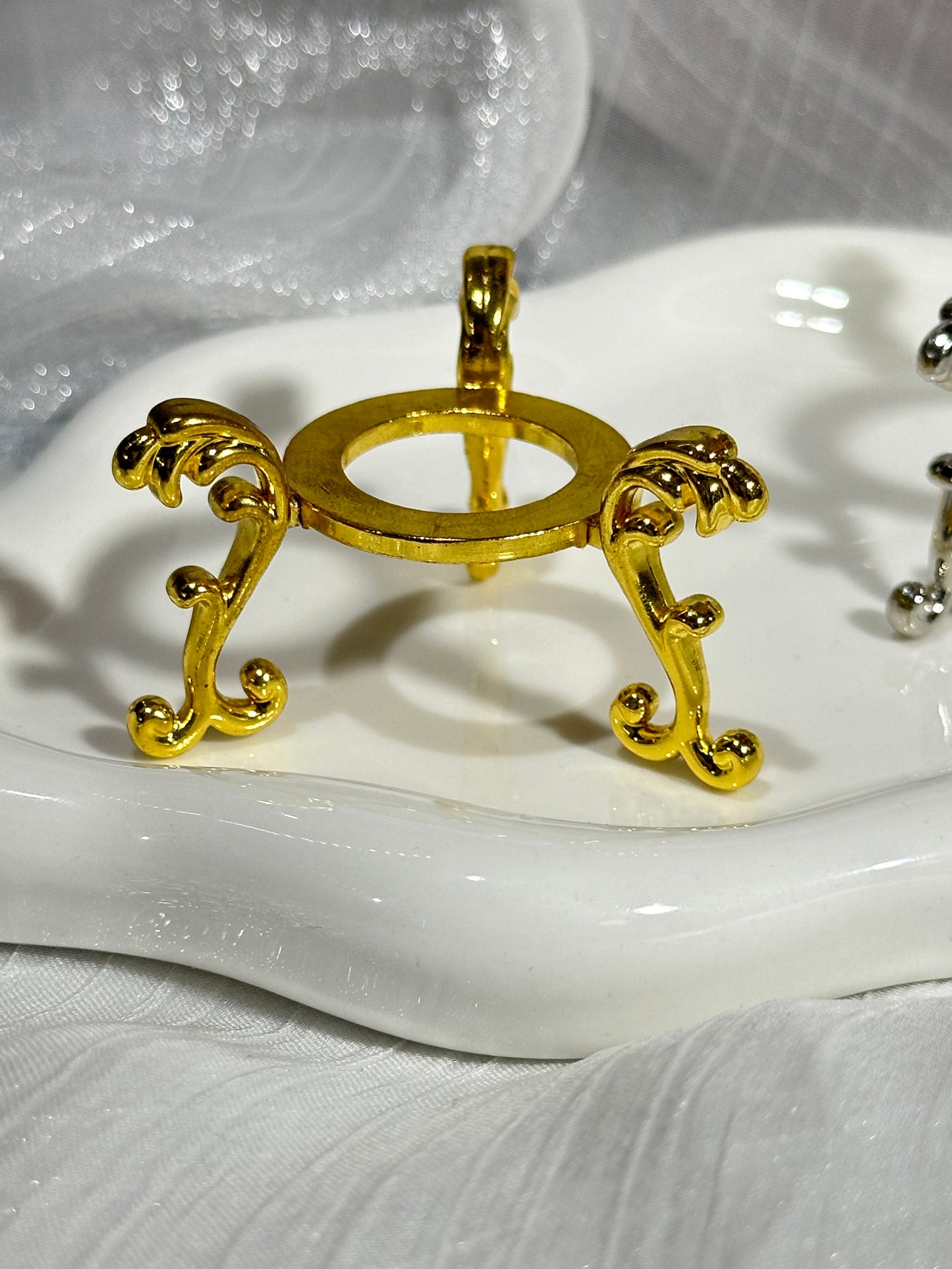 Crystal ball stand