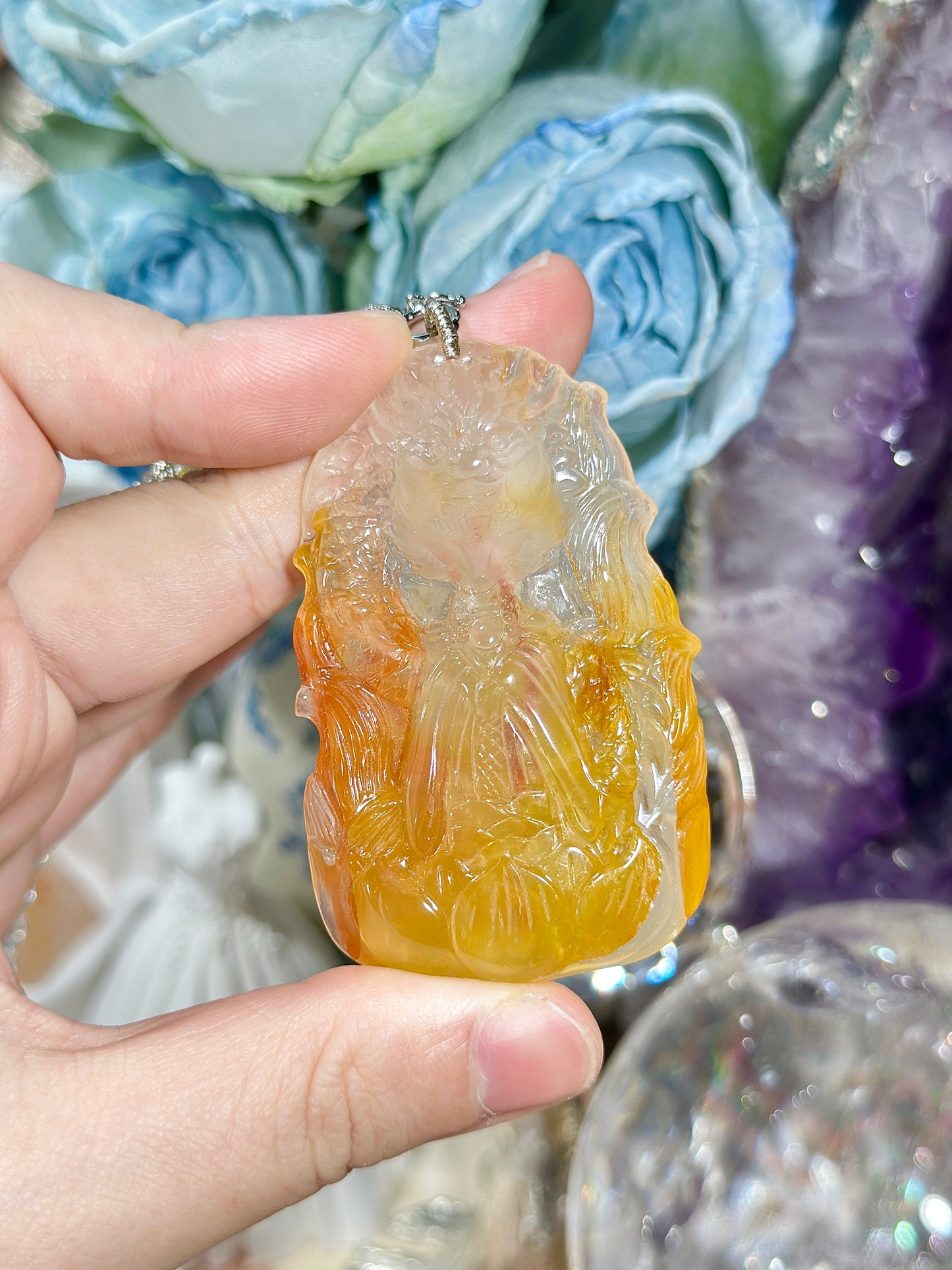 黄胶花雕刻狐狸牌套链