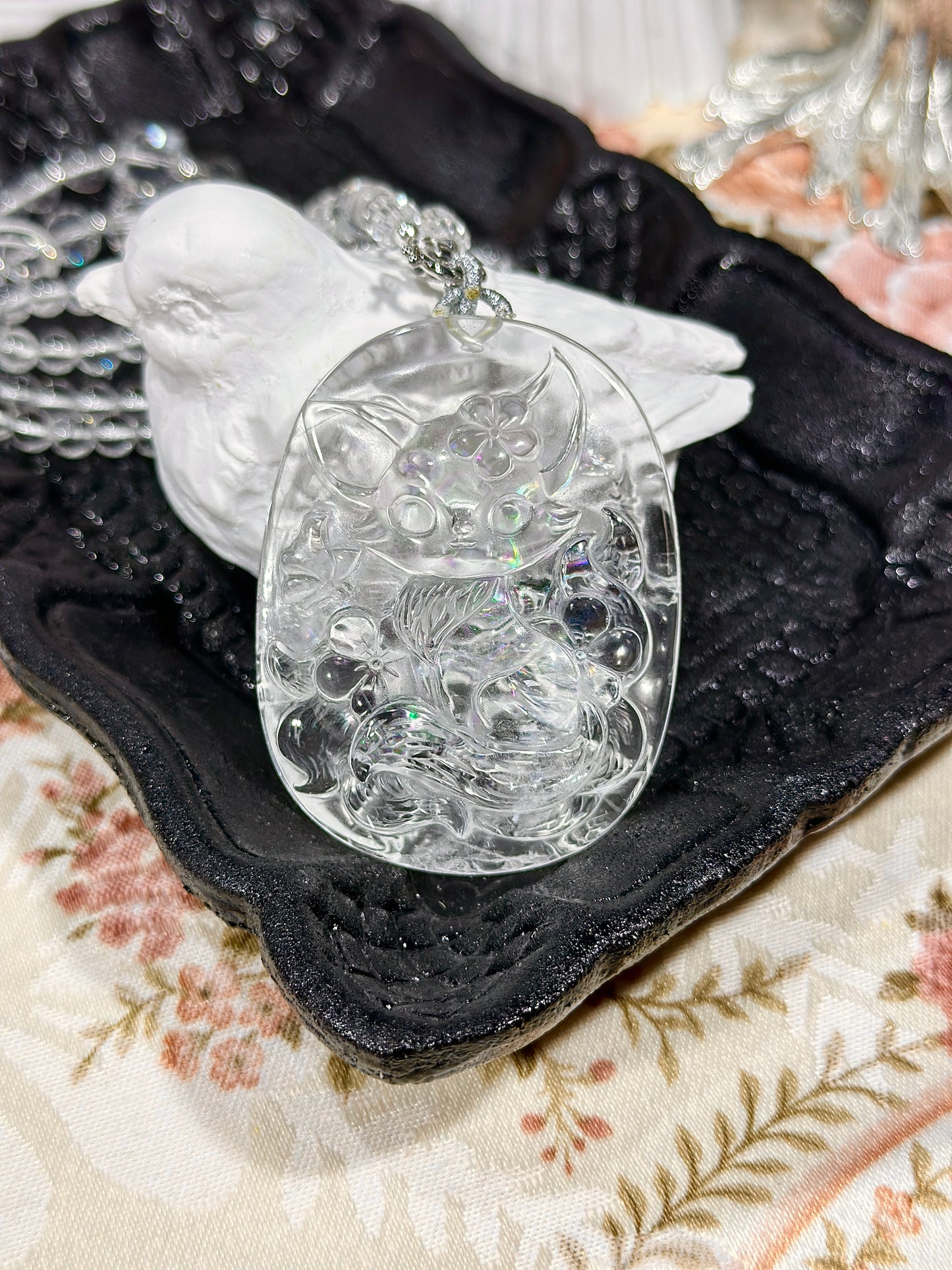 爆彩白水晶雕刻狐狸牌套链