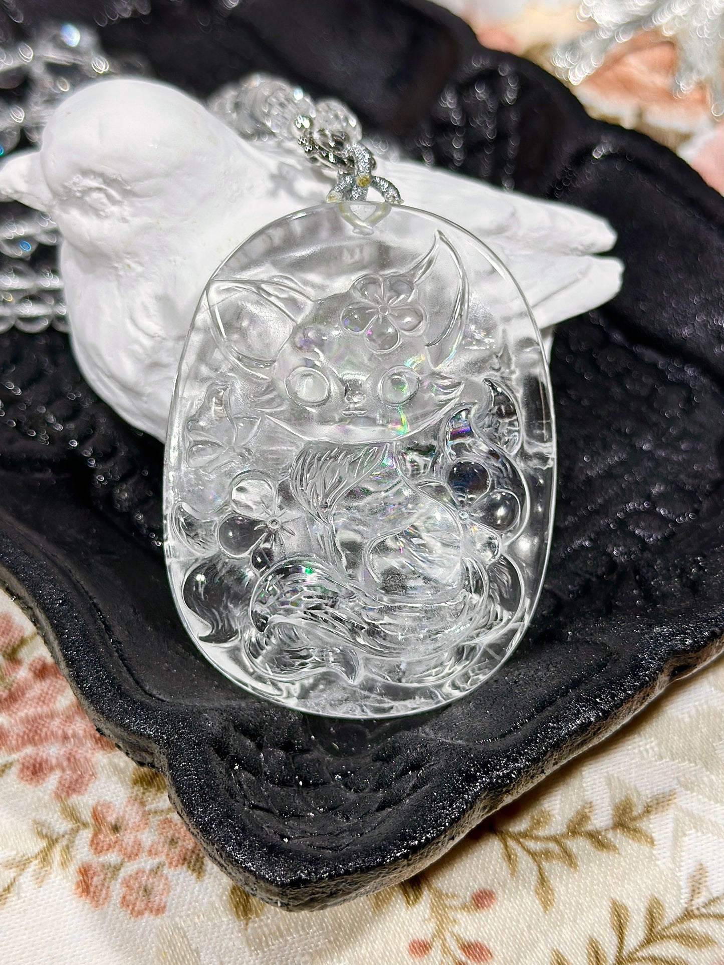 爆彩白水晶雕刻狐狸牌套链