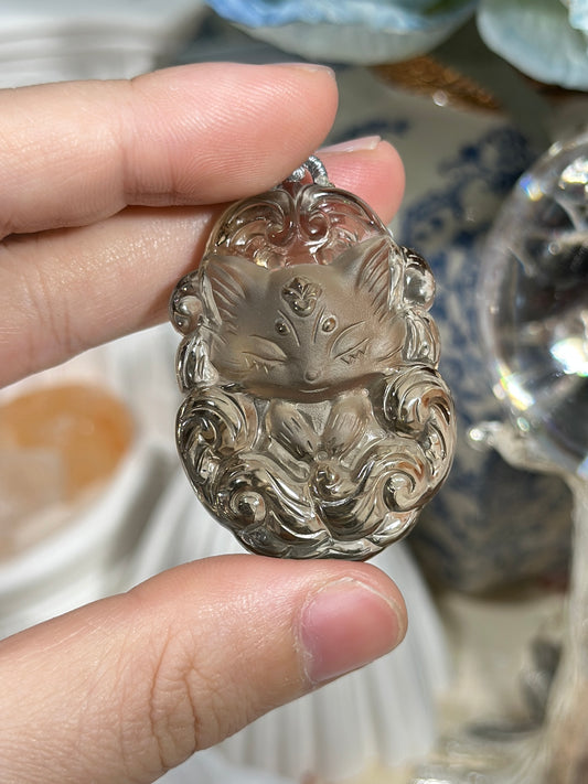 茶水晶雕刻狐狸牌套链