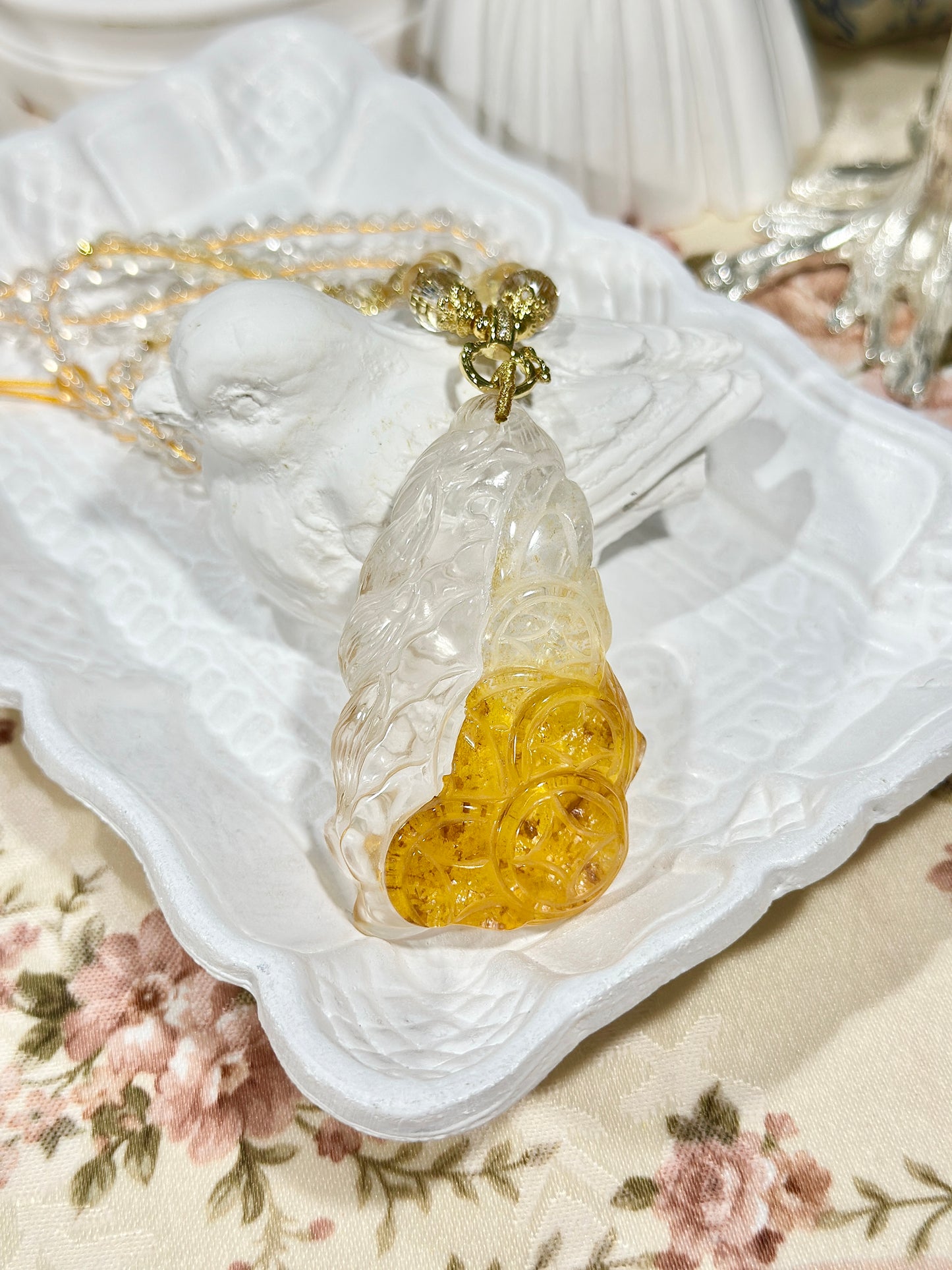 黄胶花雕刻狐狸牌套链