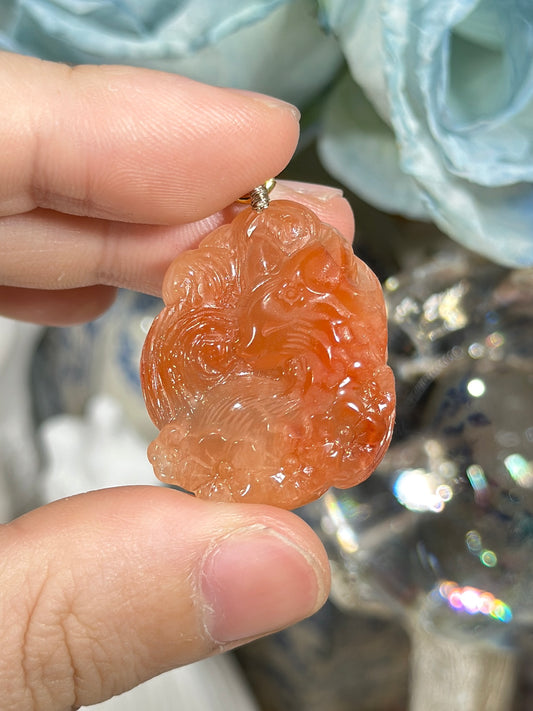 红兔毛狐狸雕刻吊坠
